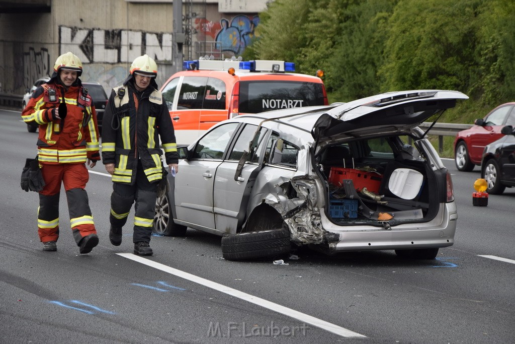 VU Auffahrunfall A 3 Rich Oberhausen kurz vor AS Koeln Dellbrueck P174.JPG - Miklos Laubert